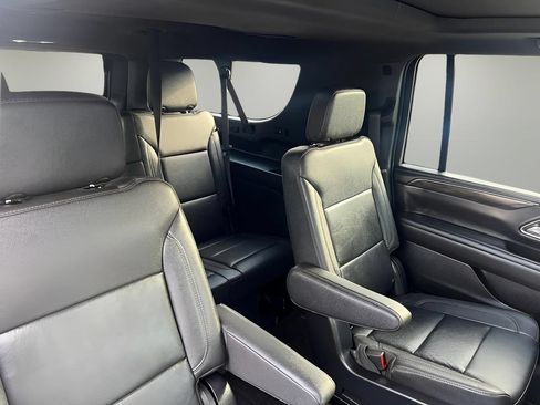 Used 2022 Chevrolet Suburban Z71 w/ Luxury Package AWD/4WD image 18