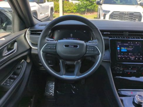 Used 2025 Jeep Grand Cherokee Altitude image 15