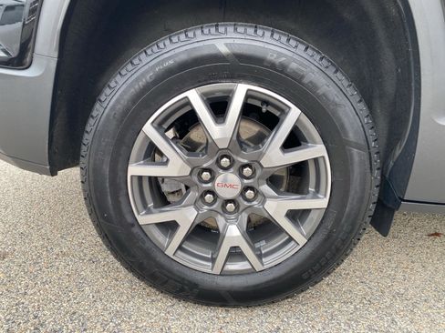 Used 2023 GMC Acadia SLE image 10