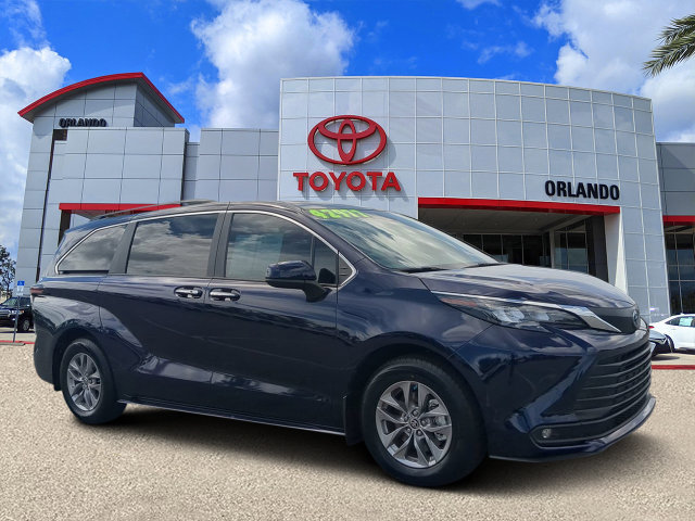 Certified 2025 Toyota Sienna XLE FWD image 1