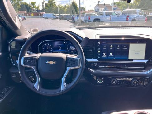 Used 2022 Chevrolet Silverado 1500 LT image 3