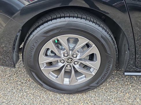 Used 2023 Toyota Sienna XLE w/ XLE Plus Package AWD/4WD image 9