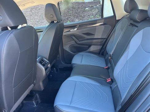 New 2025 Volkswagen Tiguan SE image 13