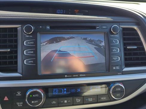 Used 2018 Toyota Highlander XLE image 18