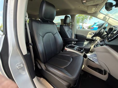 Used 2024 Chrysler Pacifica Touring-L FWD image 32