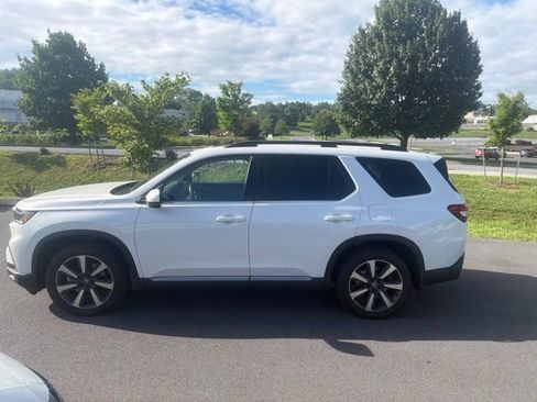 Certified 2025 Honda Pilot Touring image 2