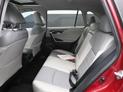 Used 2021 Toyota RAV4 XLE Premium image 25