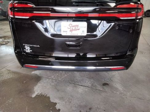 Used 2024 Chrysler Pacifica Touring-L image 15