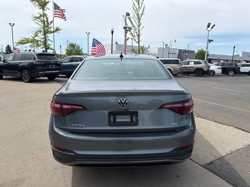 Used 2022 Volkswagen Jetta SE w/ Panoramic Sunroof Package FWD image 7