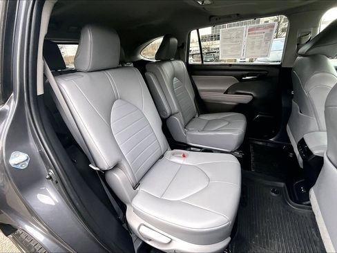 Used 2022 Toyota Highlander XLE image 26