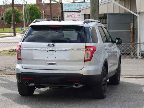 Used 2014 Ford Explorer XLT w/ Equipment Group 202A AWD/4WD image 8