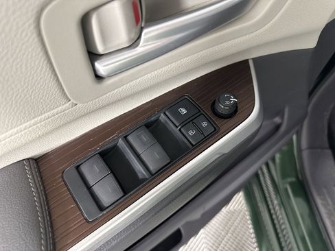 Used 2021 Toyota Sienna XLE image 7