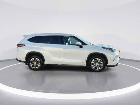 Certified 2022 Toyota Highlander XLE image 9