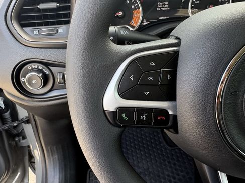 Used 2023 Jeep Renegade Latitude AWD/4WD image 16