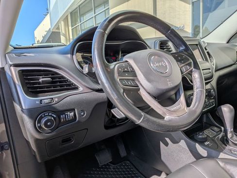 Used 2019 Jeep Cherokee Latitude Plus w/ Comfort/Convenience Group AWD/4WD image 10