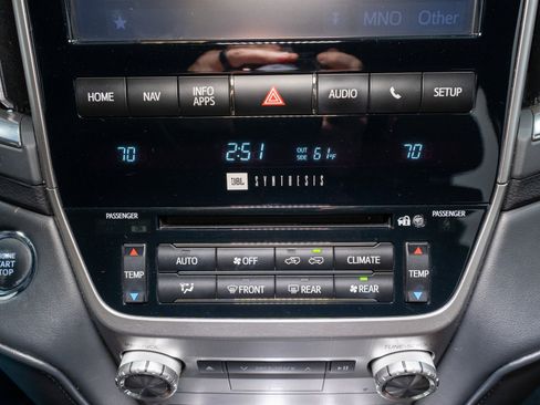 Used 2018 Toyota Land Cruiser image 20