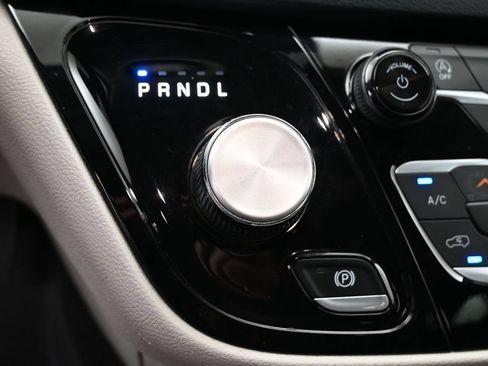 Used 2023 Chrysler Pacifica Touring-L FWD image 8
