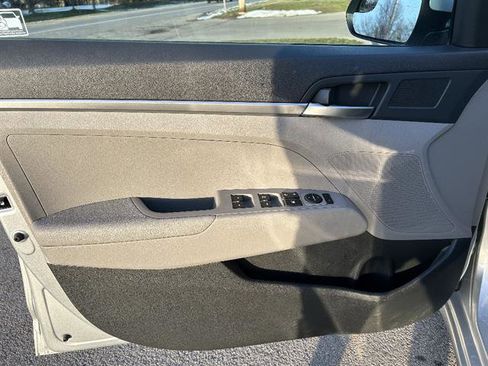 Used 2020 Hyundai Elantra SE image 13