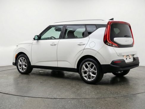 Used 2025 Kia Soul LX w/ LX Technology Package FWD image 6