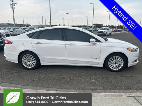 Used 2016 Ford Fusion SE FWD image 2