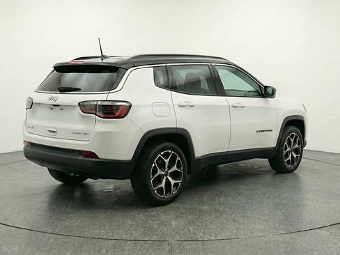 Used 2025 Jeep Compass Limited image 9