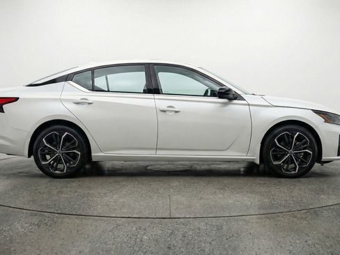Used 2025 Nissan Altima 2.5 SR image 11