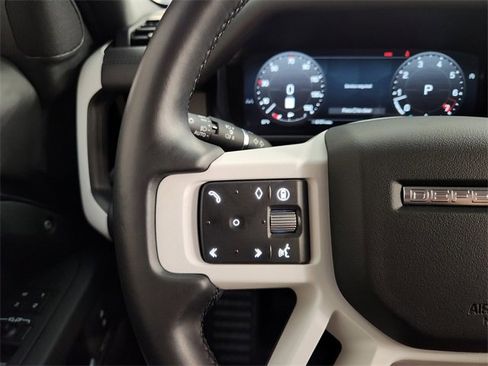 Used 2025 Land Rover Defender 110 X-Dynamic SE image 27