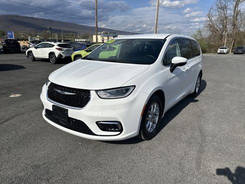 Used 2023 Chrysler Pacifica Touring-L image 8