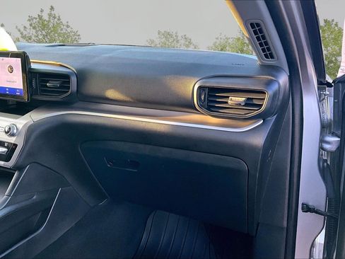 Used 2021 Ford Explorer XLT image 17