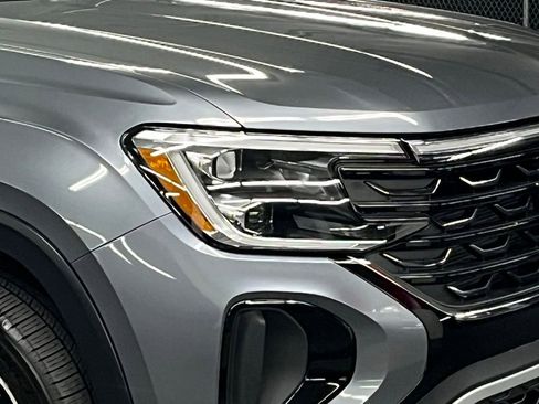 Certified 2025 Volkswagen Atlas Cross Sport SE w/ Panoramic Sunroof Package AWD/4WD image 43