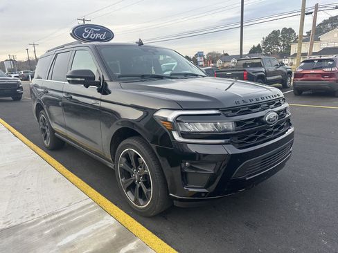 Used 2023 Ford Expedition Limited image 3