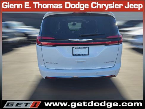 Certified 2024 Chrysler Pacifica Limited image 8