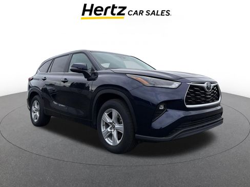 Used 2025 Toyota Highlander LE FWD image 1