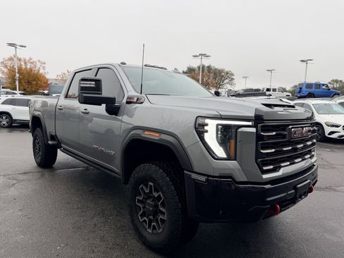 Used 2025 GMC Sierra 2500 AT4X image 2