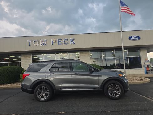 Used 2024 Ford Explorer XLT w/ Equipment Group 202A AWD/4WD image 6
