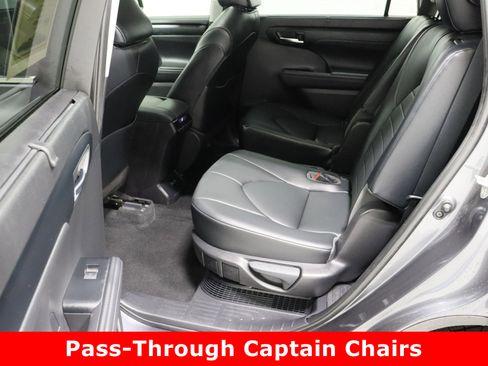 Used 2020 Toyota Highlander XLE image 30
