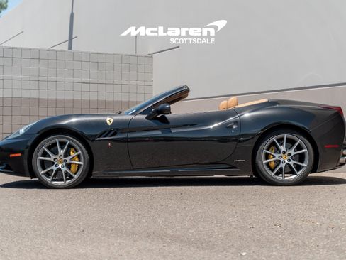 Used 2014 Ferrari California RWD image 4