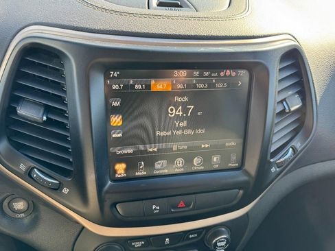 Used 2018 Jeep Cherokee Limited image 19