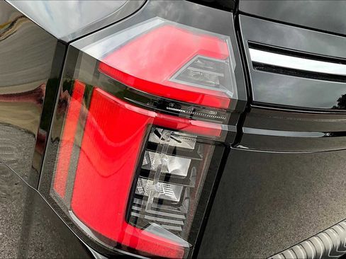 New 2025 Nissan Armada SL w/ Captain's Chari Seat Package image 12