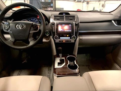 Used 2014 Toyota Camry XLE w/ Leather Package image 17