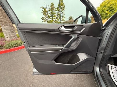 Used 2018 Volkswagen Tiguan SE AWD/4WD image 34