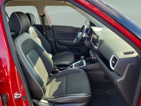 Used 2023 Hyundai Venue Limited image 31