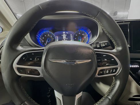 Used 2023 Chrysler Pacifica Touring-L FWD image 18