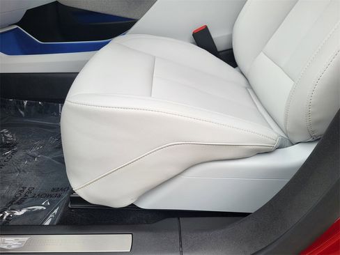 Used 2025 Cadillac Optiq Luxury 1 image 13