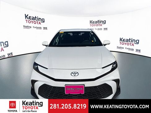 Used 2025 Toyota Camry SE image 2