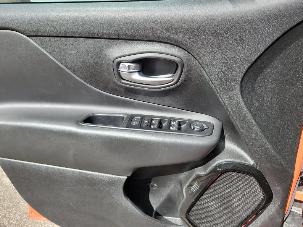 Used 2020 Jeep Renegade Altitude FWD image 26