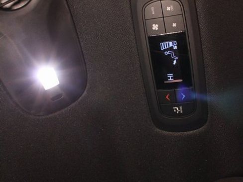 Used 2022 Chrysler Pacifica Touring image 13