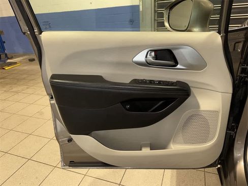 Used 2018 Chrysler Pacifica Touring-L image 31