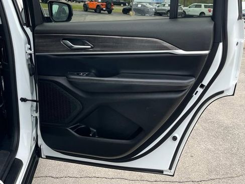 Used 2023 Jeep Grand Cherokee L Limited image 11