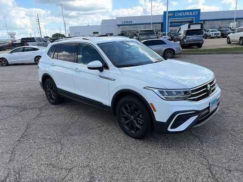 Used 2024 Volkswagen Tiguan SE FWD image 2